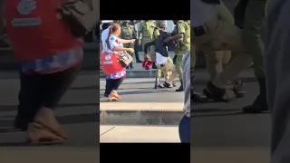 POLISI WAKIMSHAMBULIA MWANANCHI KWA VIRUNGU NJE YA MAHAKAMA KUU Shorts Wasafi Tanzania 