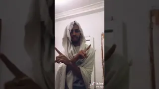 جزائري يقلد شابة جميلة 