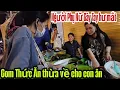 Download Lagu Xuất hiện Người Phụ Nữ Gãy Tay Hư Mắt gom thức ăn thừa về cho con ăn.