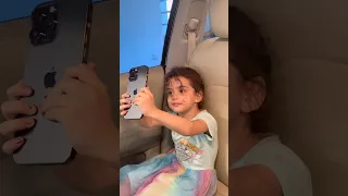 طفلة صغيرة تلتقط صورة وجدت خلفها لص في السيارة ولكن فعلت شيء صدمت اللص  طفلة صغيرة تلتقط صورة وجدت خلفها لص في السيارة ولكن فعلت شيء صدمت اللص