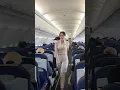 Download Lagu Mooie stewardess bereidt zich voor om de vliegtuigdeur te sluiten