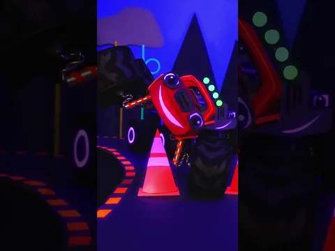 Blaze et Crusher font la course sous des LUMIÈRES NOIRES ! 💡