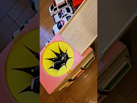 パトカーがバックで急な坂道を登る #パトカー #おもちゃ #ミニカー