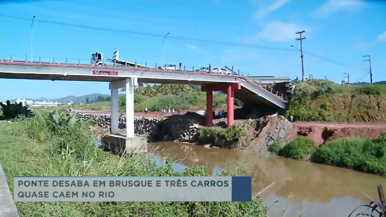 Ponte desaba em Brusque e três carros quase caem no rio