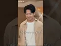 킬러에게 쫓기던 미녀 CEO가 실수로 거지를 치어 날려버렸다—그런데 그는 무적 전쟁의 신이었다! 주먹 하나로 적 30명을 전멸시키자, CEO가 무릎 꿇고 전속 경호를 애원했다!
