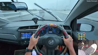 pov nyetir mobil manual di jalan tol hujan deras
