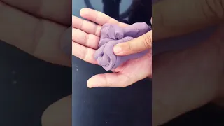 مزج عجينة من الطين الصناعي الملون         دندنها