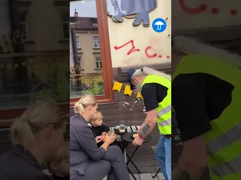 Als ein Bauarbeiter ein Café betrat, geschah etwas Besonderes #shorts #kindness #love