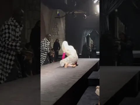 Download MP3 Doja Cat getting up to help the Model that fell at the Valentino Couture show in Paris