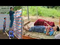 Download Lagu Arme Minh moet op de koude vloer slapen terwijl het huis nog niet af is.
