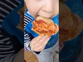 Download Lagu Veganistische delicatessenzaak van tante Em 🌱🍕 | dol op eten #Shorts