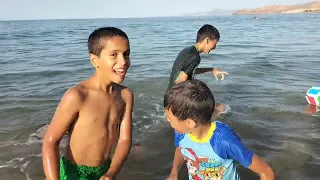 شاطئ بيدر والأجواء مع الأطفال