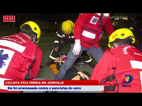 Ciclista fica ferida em Joinville: Ela foi arremessada contra o para brisa do carro