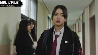 بنت أختها التوأم تذهب مكانها للمدرسة لكي تنتقم من متنمـ ـرين يعتدون عليها ملخص 𝐄𝐯𝐞𝐫𝐲𝐨𝐧𝐞 𝐈𝐬 𝐓𝐡𝐞𝐫𝐞 