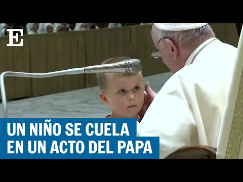 Download MP3 Un niño sorprende al Papa Francisco al colarse en una audiencia en el Vaticano | EL PAÍS