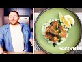 Download Lagu Cheddar zalm visvingers en selderijpuree | Seconden met Joel Gamoran