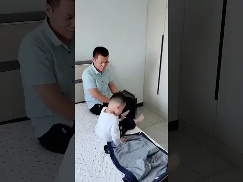 萌娃着急出去玩儿穿衣神操作，给爸爸看呆了#爸爸带娃#家有萌娃