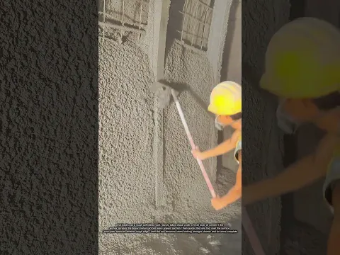 عامل يحوّل جدارًا خشنًا إلى سطح متماسك بهذه الطريقة 😮🏗️
