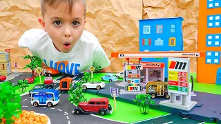 Vlad und Niki spielen mit Spielzeugautos und bauen Matchbox City