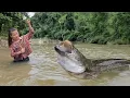 Vietnamese girl caught a giant fish in the river - ha thi muon