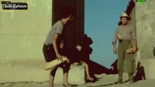 هذا خبز ابيض بعثهولك الرومي اروع لقطات الفلم التاريخي الجزائري طفل صغير يلتقط الخبز من الأرض ويقبله 