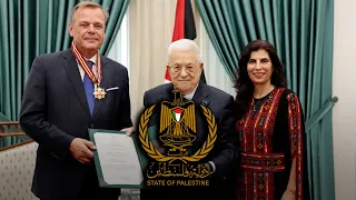 الرئيس عباس يستقبل رئيس مكتب تمثيل هولندا ويقلده وسام نجمة القدس