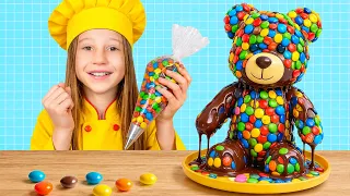 Nastya und Kinder Lernen Kochen und Helfen Zu Hause