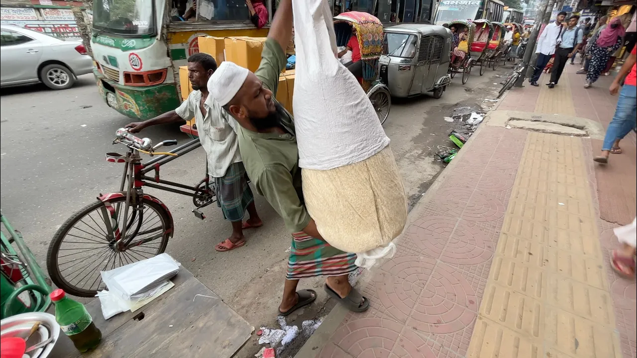 Man Sets Up a Jhal Muri Stall on Bustling Streets   Street Food