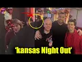 Lagu Taylor Swift and Travis Kelce enjoy the Christmas spirit during a romantic date night in Kansas