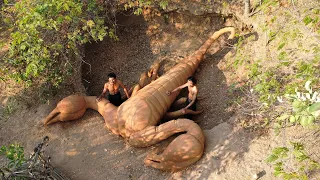 Two men ! build a magnificent scorpion statue in the forest