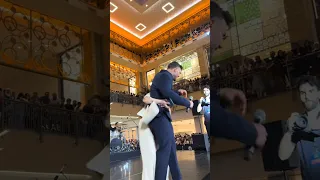 هجوم احد المعجبات علا الشامي وهو في المسرح  هجوم احد المعجبات علا الشامي وهو في المسرح