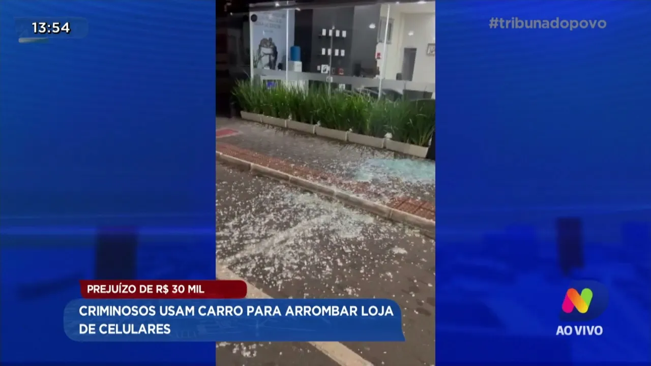 Prejuízo de R$ 30 mil criminosos usam carro para arrombar loja de celulares