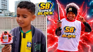 O PEQUENO GAROTO VIROU UM SUPER HERÓI