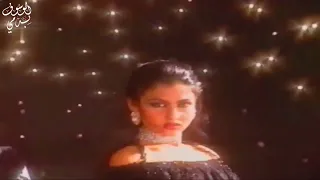 في عيونه ليل  بيسهرني بكلام جميل  يا ليل بيحيرني وجاني يوم قالي بحبك مش حفرح أكثر من كده ده حبيبي    دندنها