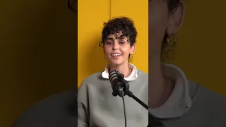 يعاملني بطيبة واحساس 