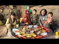 Lagu Winterleven in de grotten van Bamyan | Tweelingfamilie kookt kip in een Afghaans dorp
