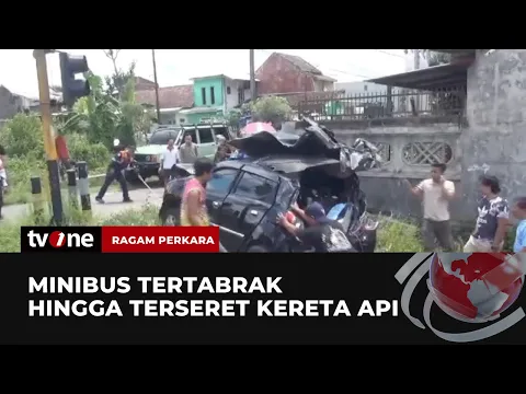 Rusak Parah, Minibus Tertabrak Kereta Api Melintas