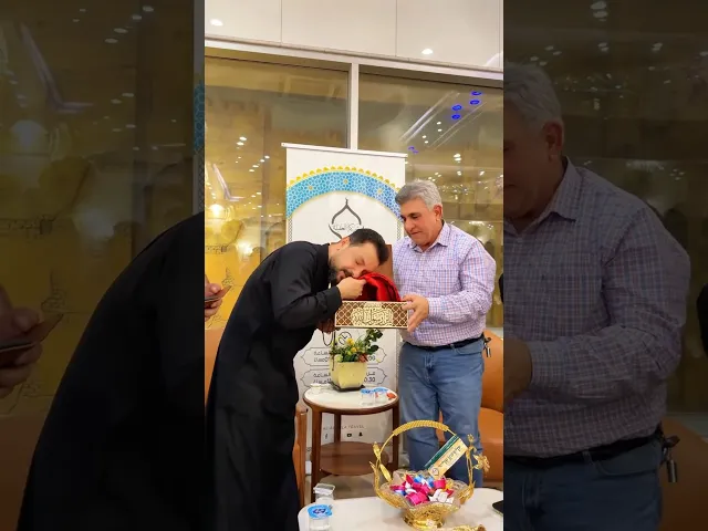 ⁣العتبة الحُسينية تُكرم الملا قحطان البديري باهداءه راية القبة الشريفة للتبرك بها