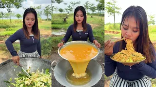 Cooking stir fried eggs with noodle and eat recipe
