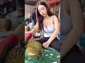 Download Lagu Hardworking Thai Lady Selling  and Cutting Durian - Thai Street Food