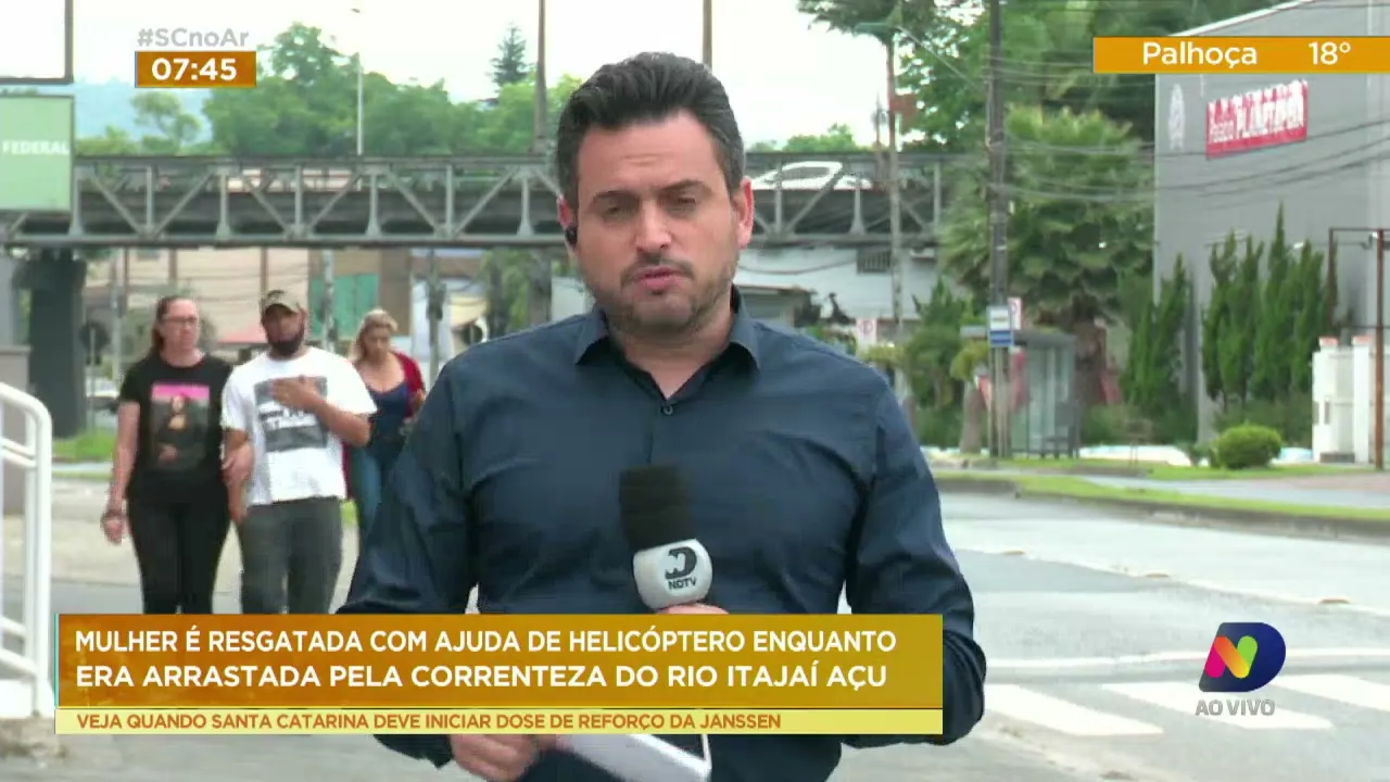 Mulher é resgatada com ajuda de helicóptero enquanto era arrastada pela correnteza do Rio Itajaí Açu