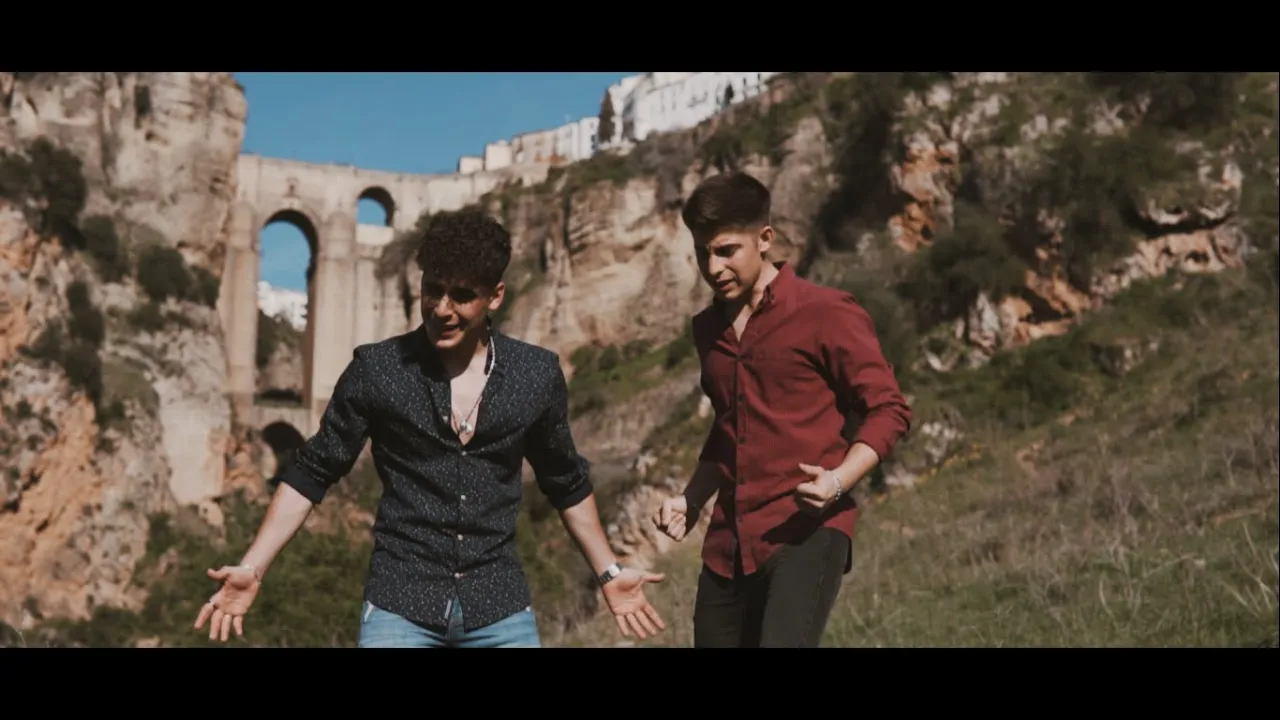 Kike & Manu - Recuerdo de Verano (Videoclip Oficial) Kike & Manu - Recuerdo de Verano (Videoclip Oficial)