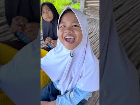Kuat Banget Bapak Itu Angkat Air Galon!
