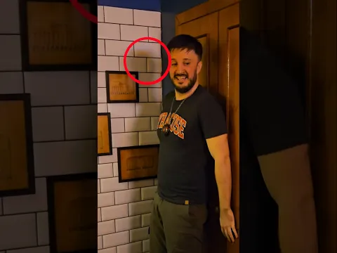 NO CRUCES ESA PUERTA.