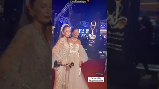 موقف محرج امام الممثله التركية نسليهان علق فستانها بفستان كارولين في دبي 