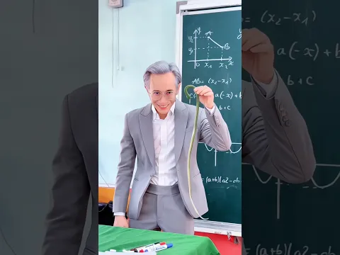 Teacher fools her female students with a snake 🐍😂