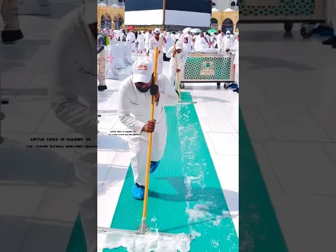 🥀The little child is walking🚶on the floor kaaba holding quran💕 #trendingshorts #nsislamicpath