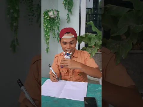 adik belajar sambil main handphone