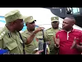 Download Lagu KIMEUMANA! ABIRIA AMCHONGEA DEREVA KWA POLISI, BASI ZIMA LAKAMATWA KWA KUZIDISHA ABIRIA