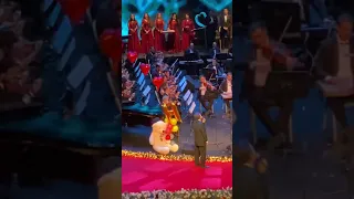              هو انتي لسه بتسألي اهداء لزوجته ووضع قبله على راسها دندنها